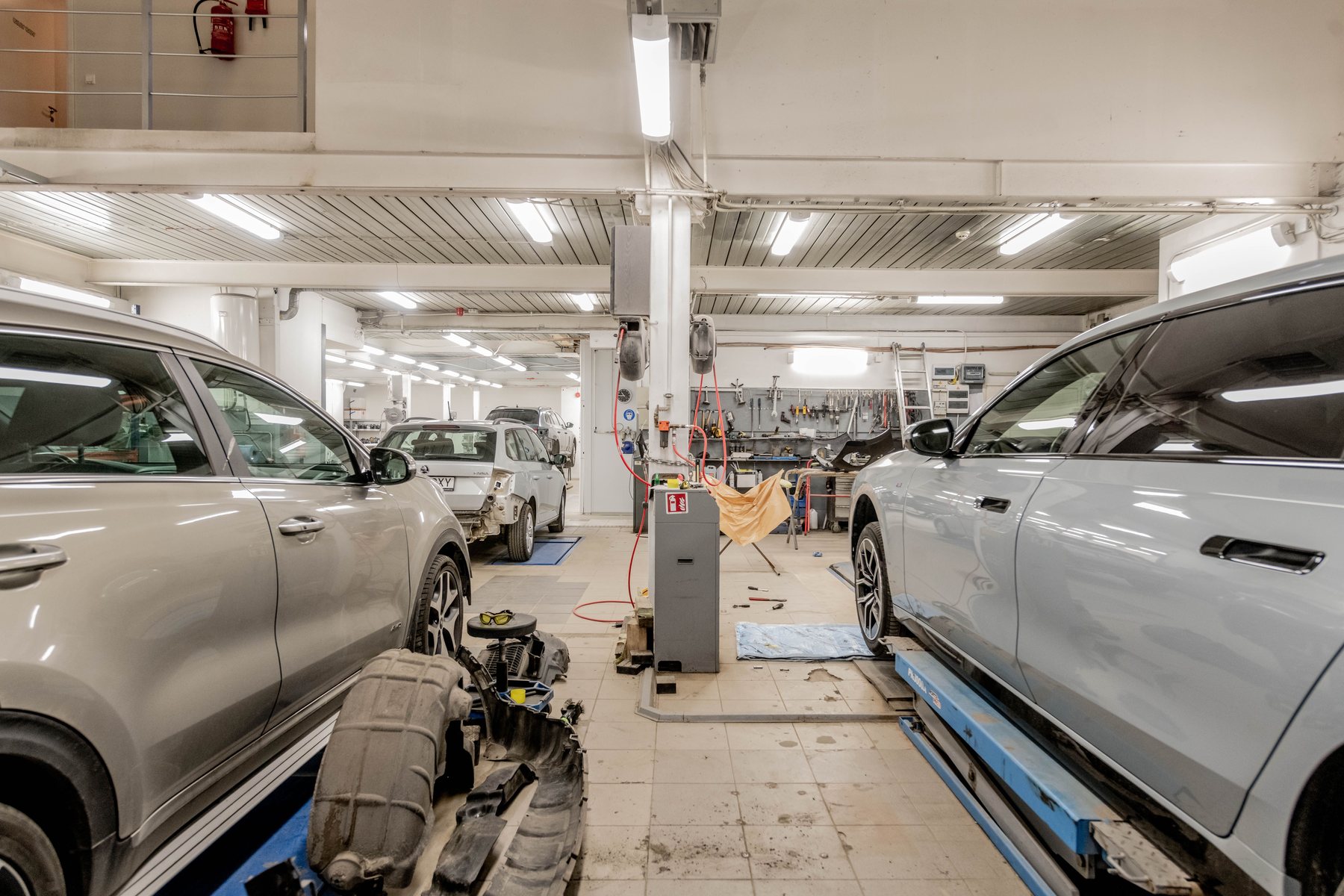 An independent automotive service shop on the street