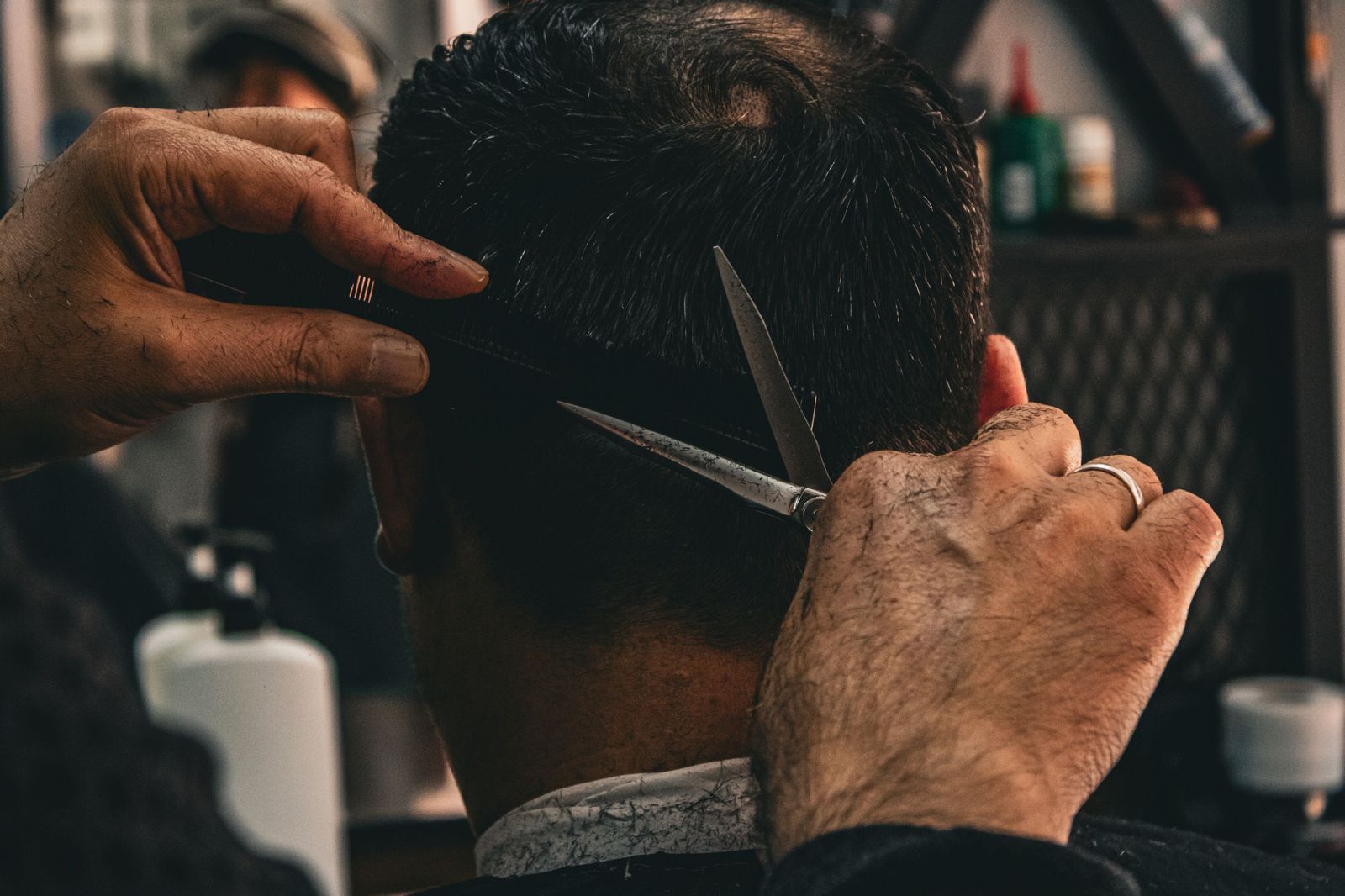 Scissors over a comb at the nape: a scissor cut taking shape from behind