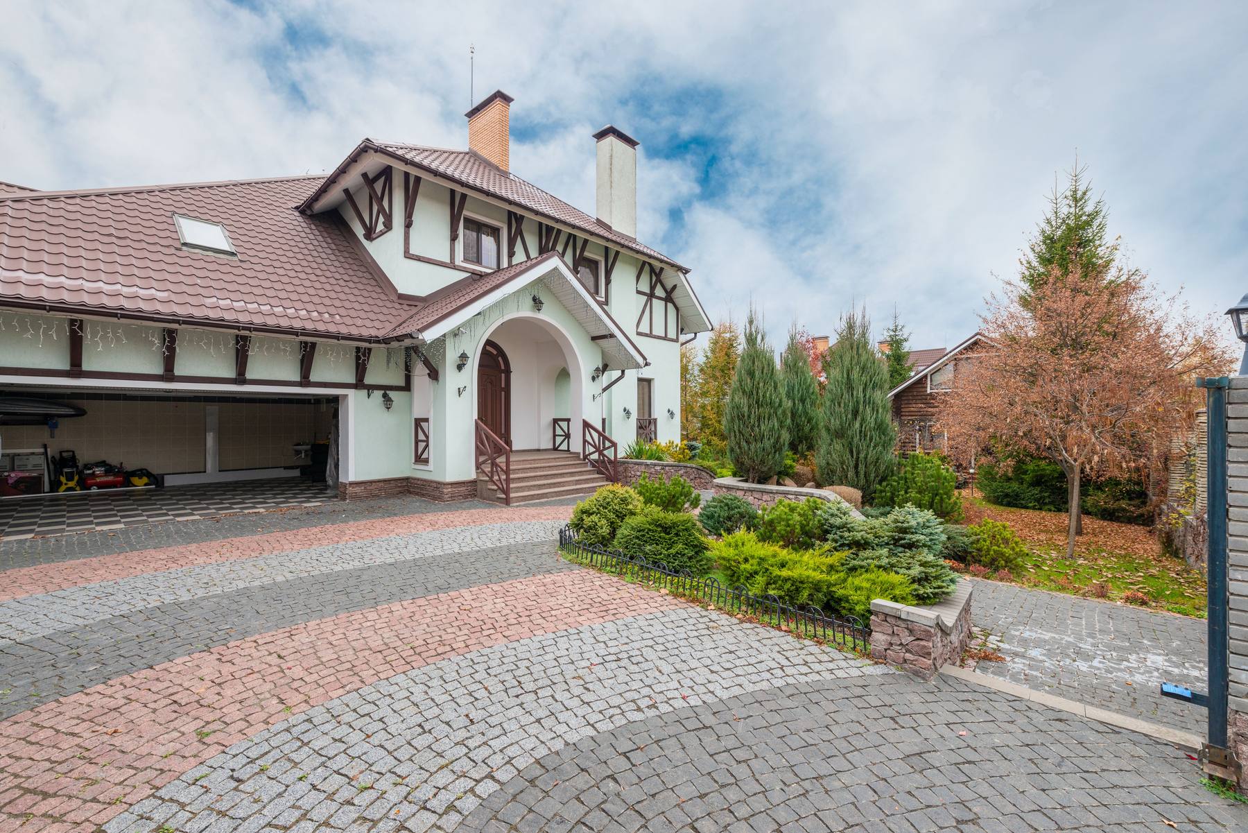 A finished decorative driveway